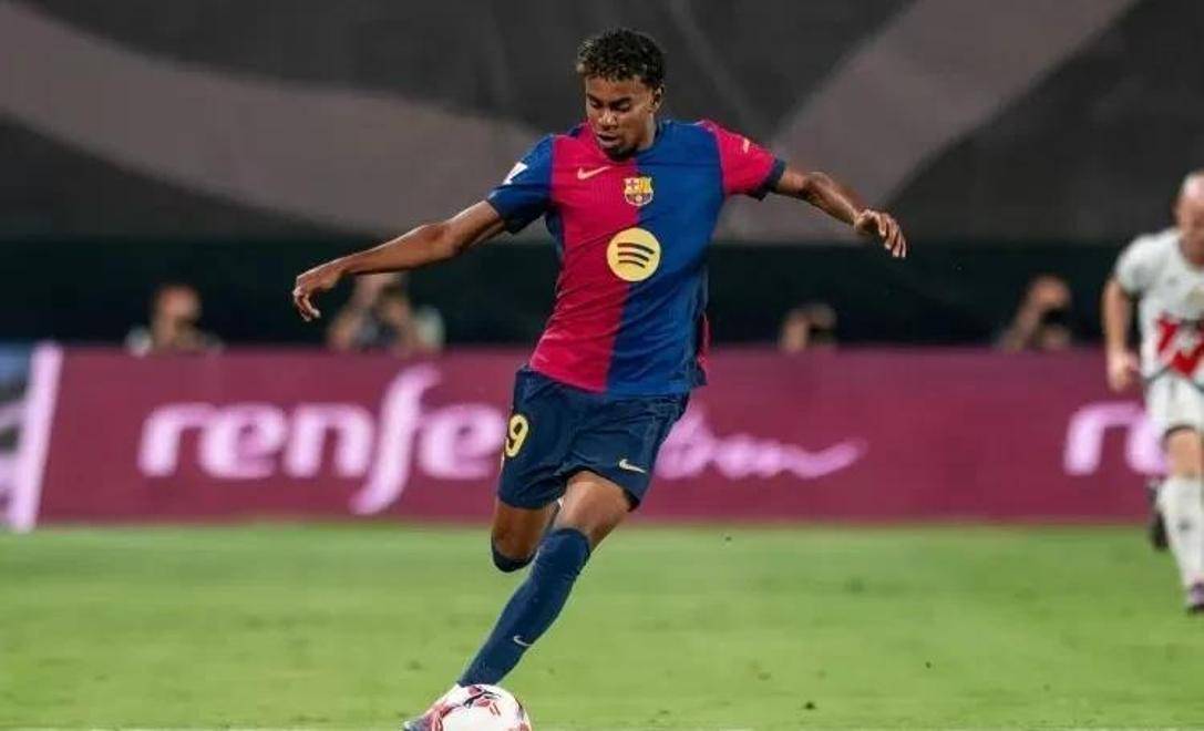 太开心了，马斯切拉诺赛后发布会上遭球员们啤酒浴“突袭”