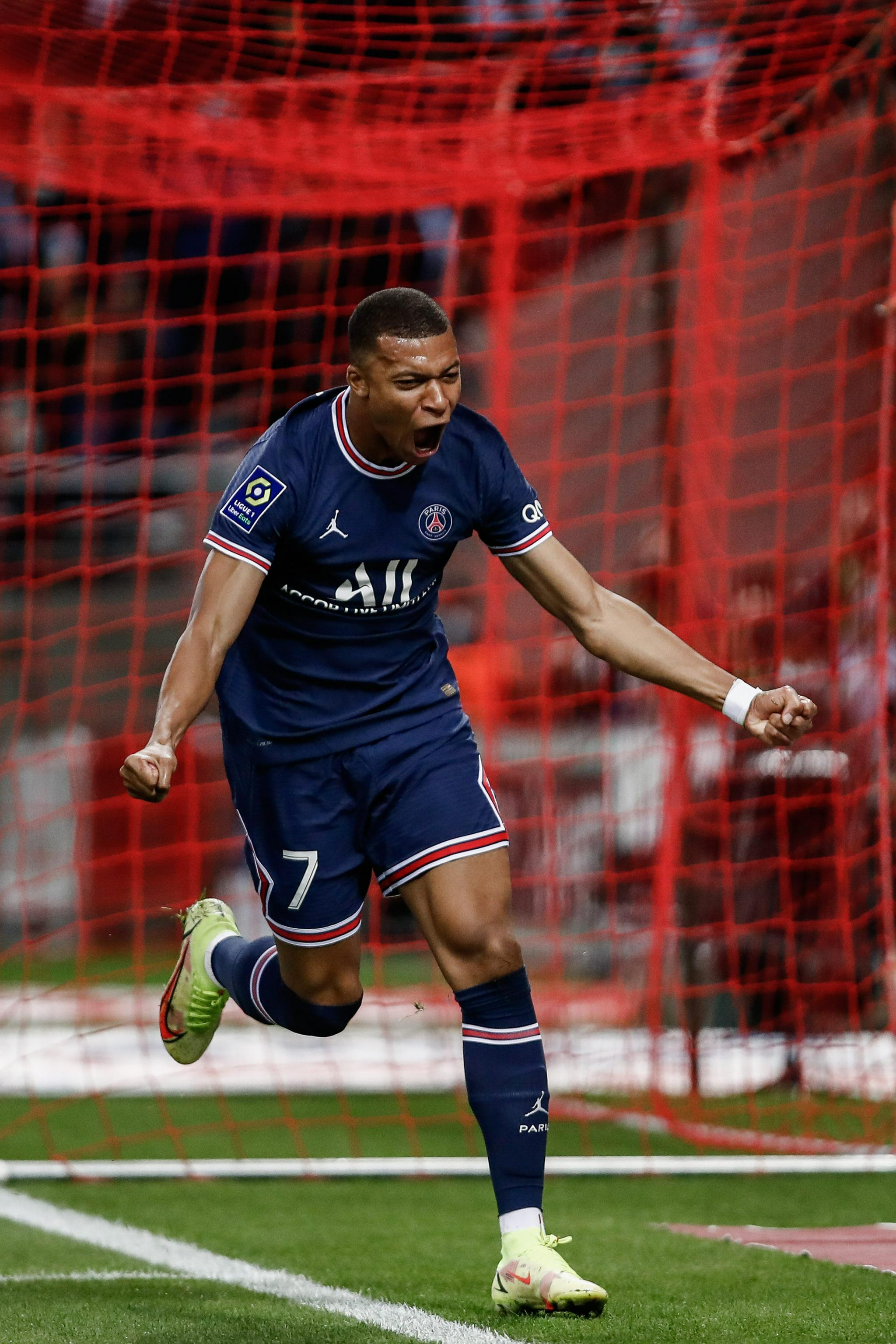 半场战报：阿森纳1-1拜仁，廷贝尔破门，伦纳特-卡尔扳平