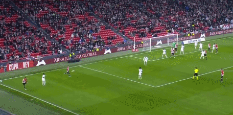 曼联前锋齐尔克泽面临转会，俱乐部对其持开放态度，但仍在培养塞斯科，寻求锋线补充，转会市场激烈争夺中。