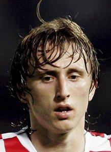 CBA俱乐部杯，山东男篮半场55-50领先青岛男篮，山东队半场打出12人轮换